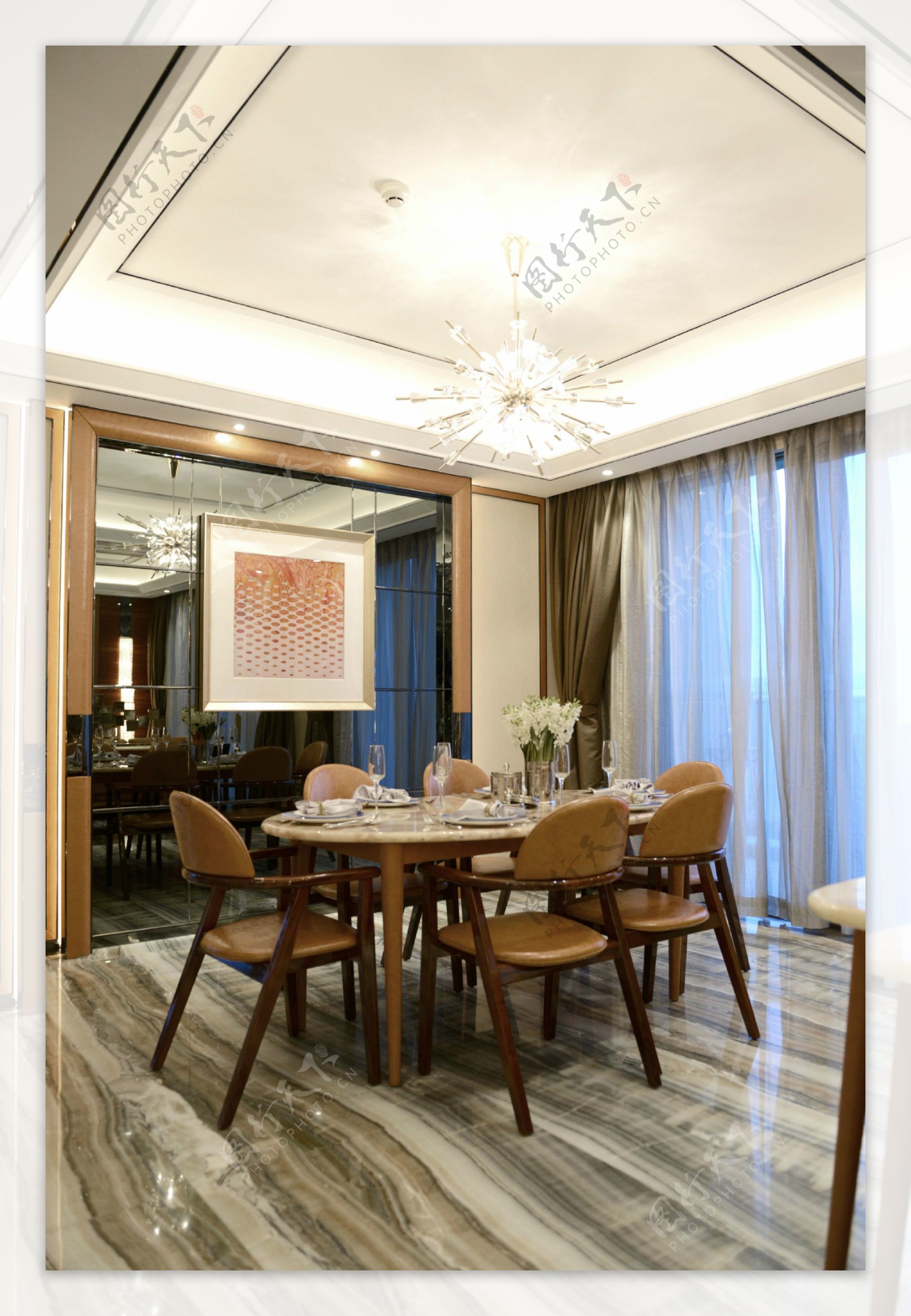 现代时尚客厅金褐色窗帘室内装修效果图