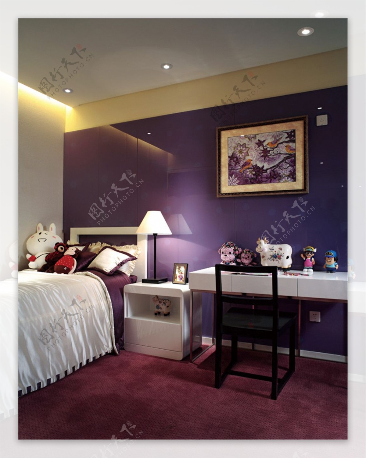 现代浪漫卧室紫色背景墙室内装修效果图