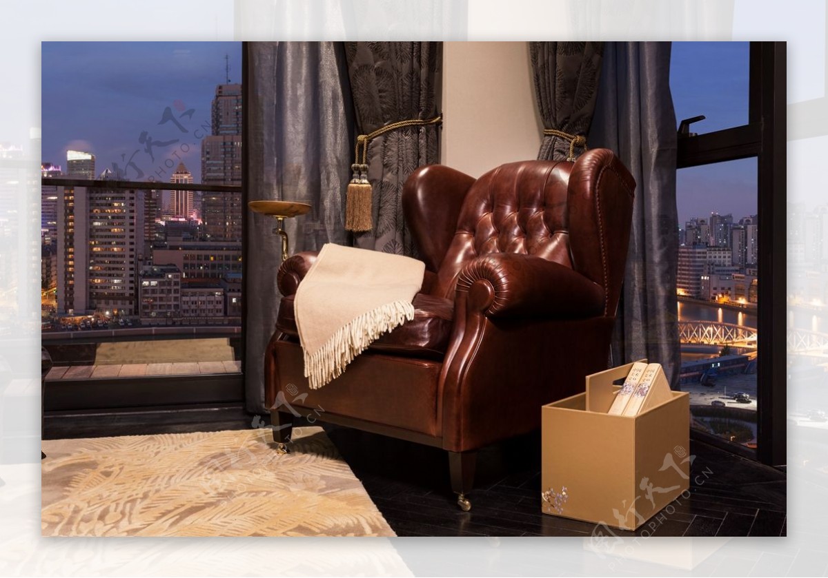 现代时尚轻奢客厅红色皮质沙发室内装修图