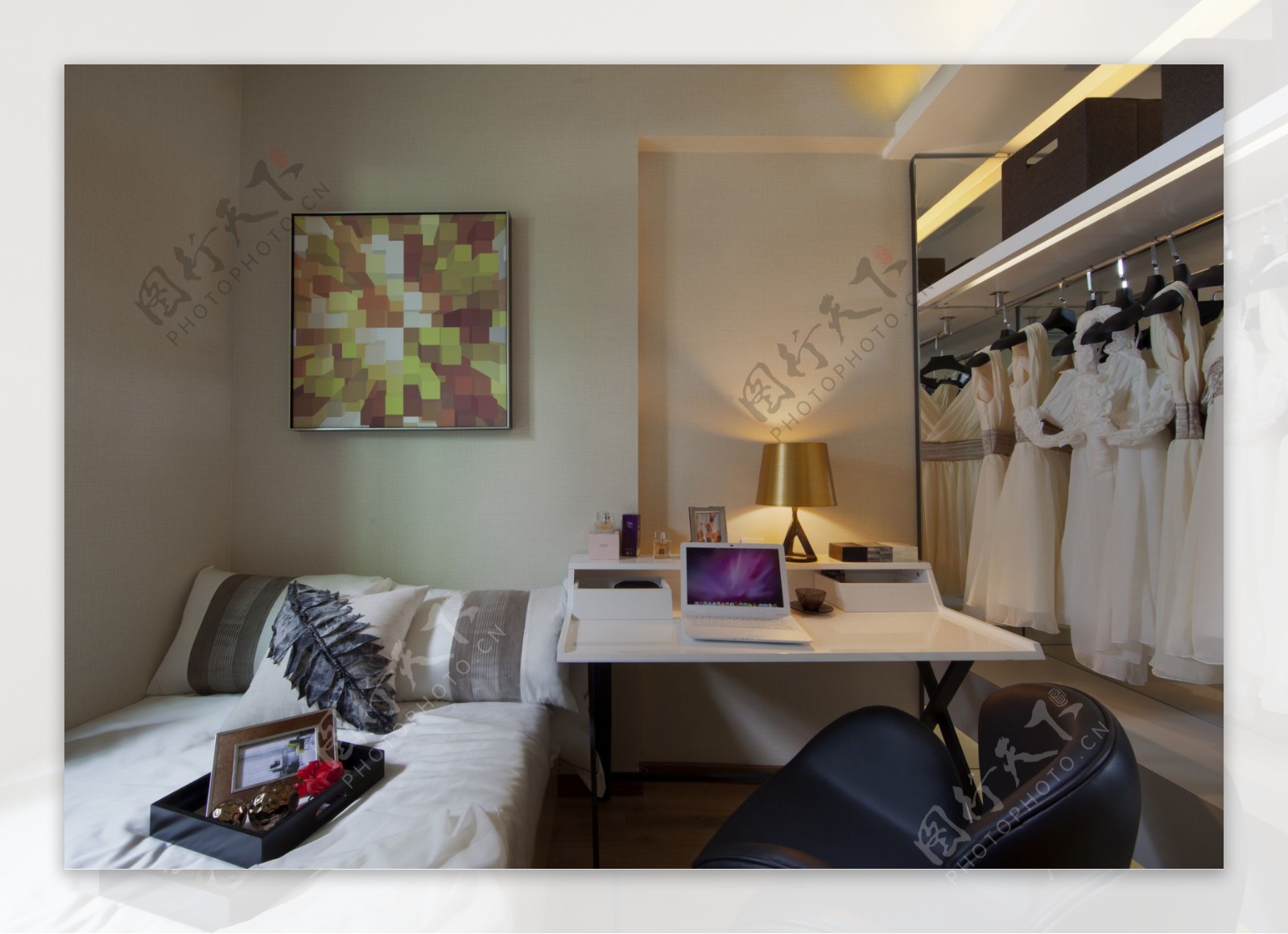 现代时尚卧室白色开放式衣柜室内装修效果图
