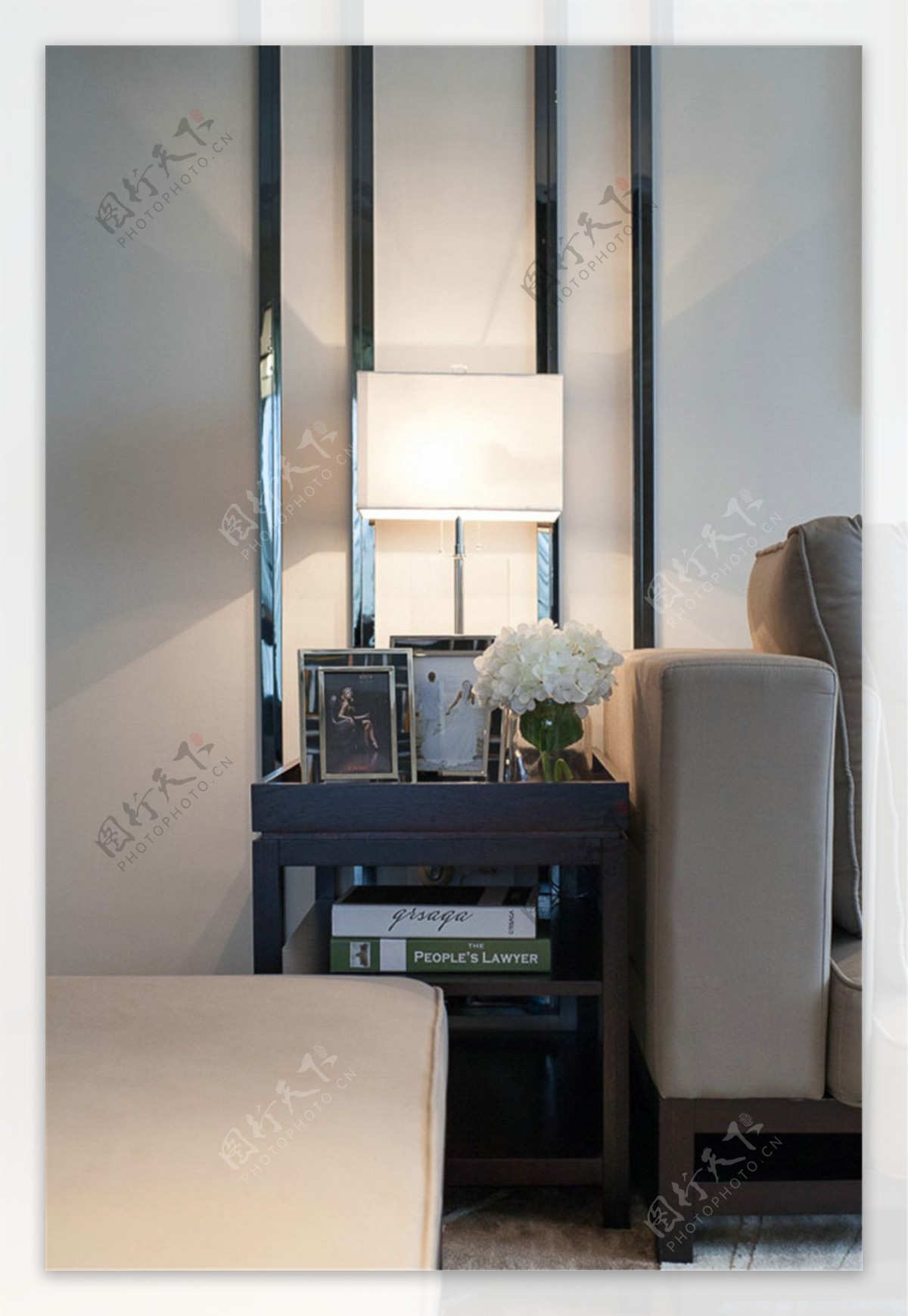 现代时尚客厅白色方块吊灯室内装修效果图