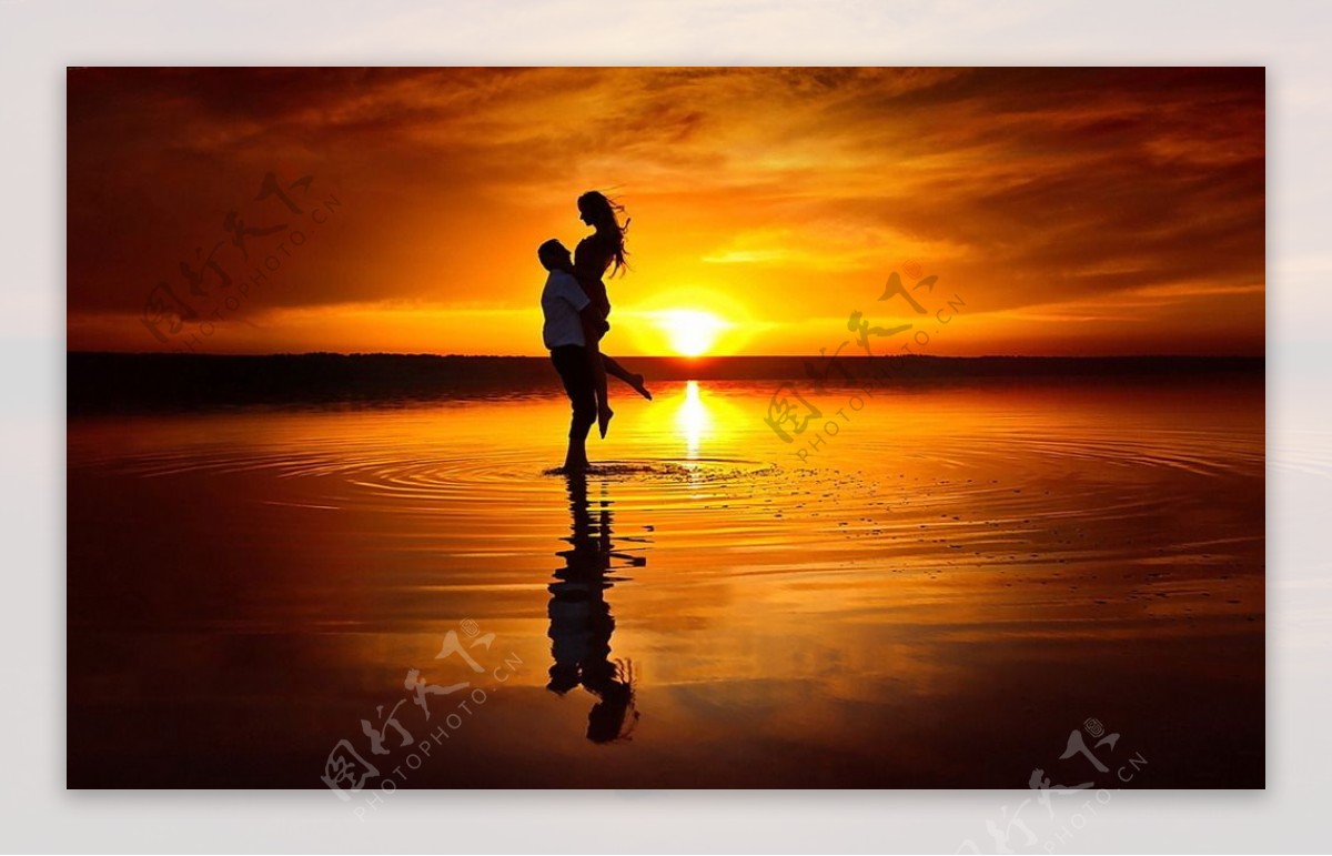 沙滩黄昏情侣图片素材