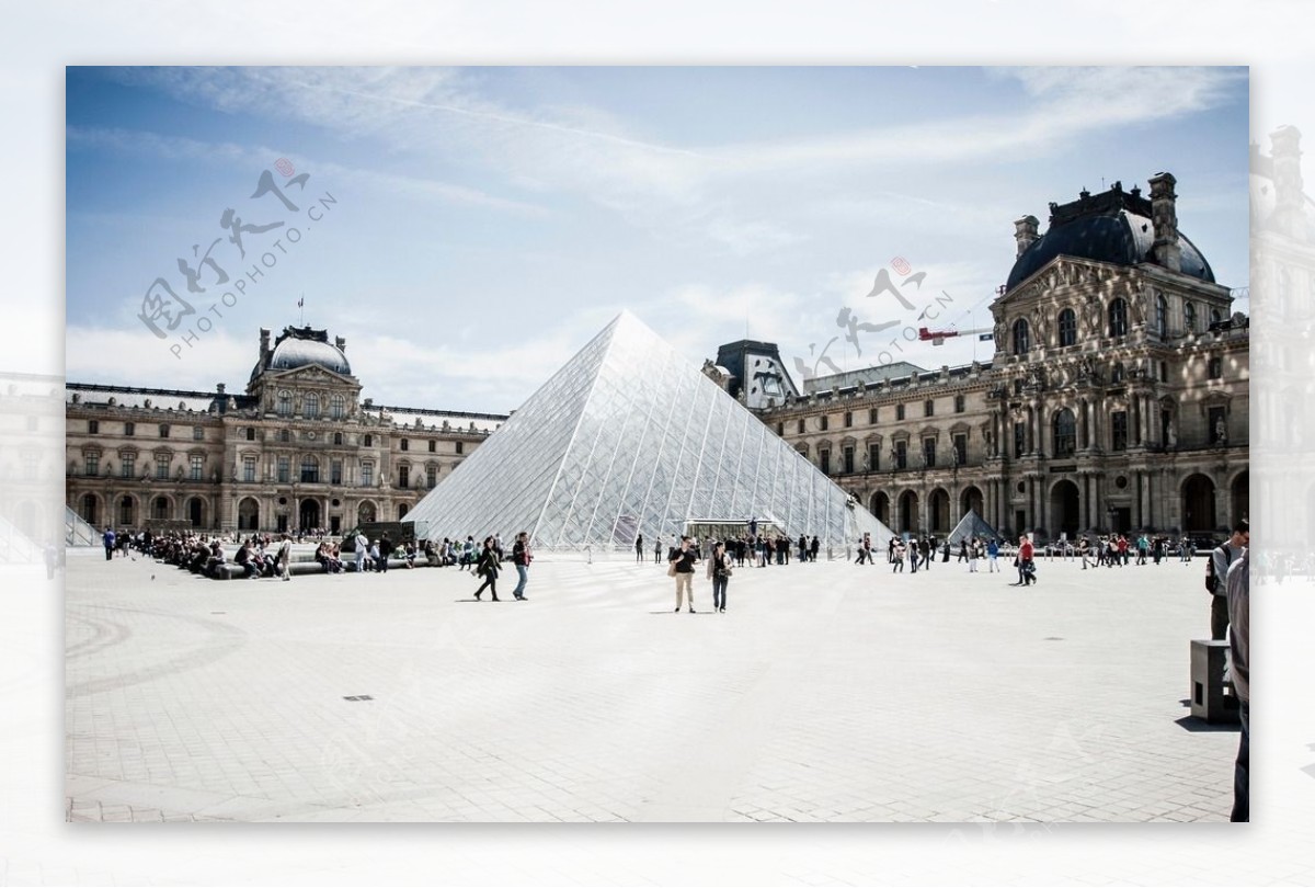雪中的卢浮宫