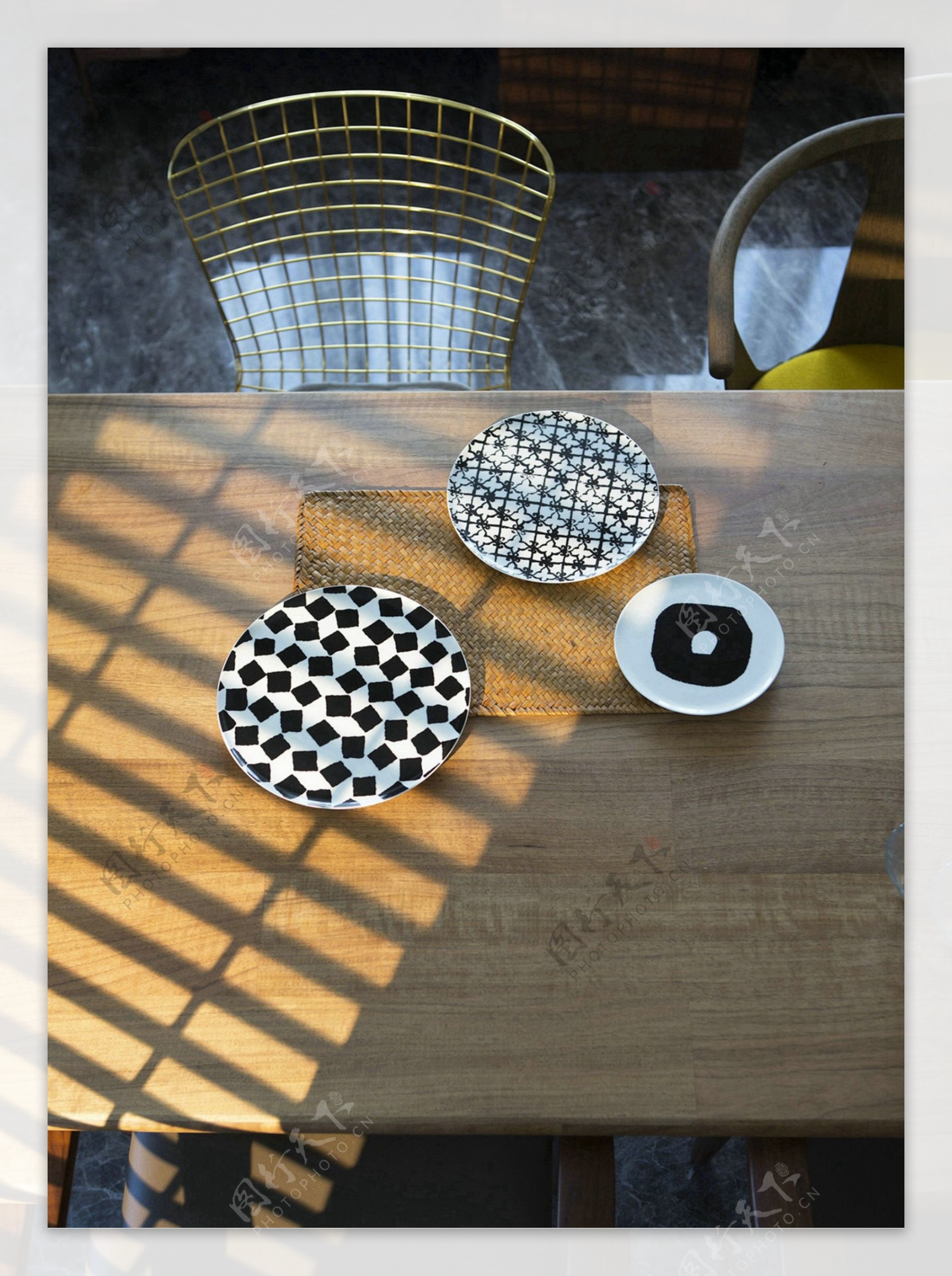 现代时尚客厅方形木制餐桌室内装修效果图