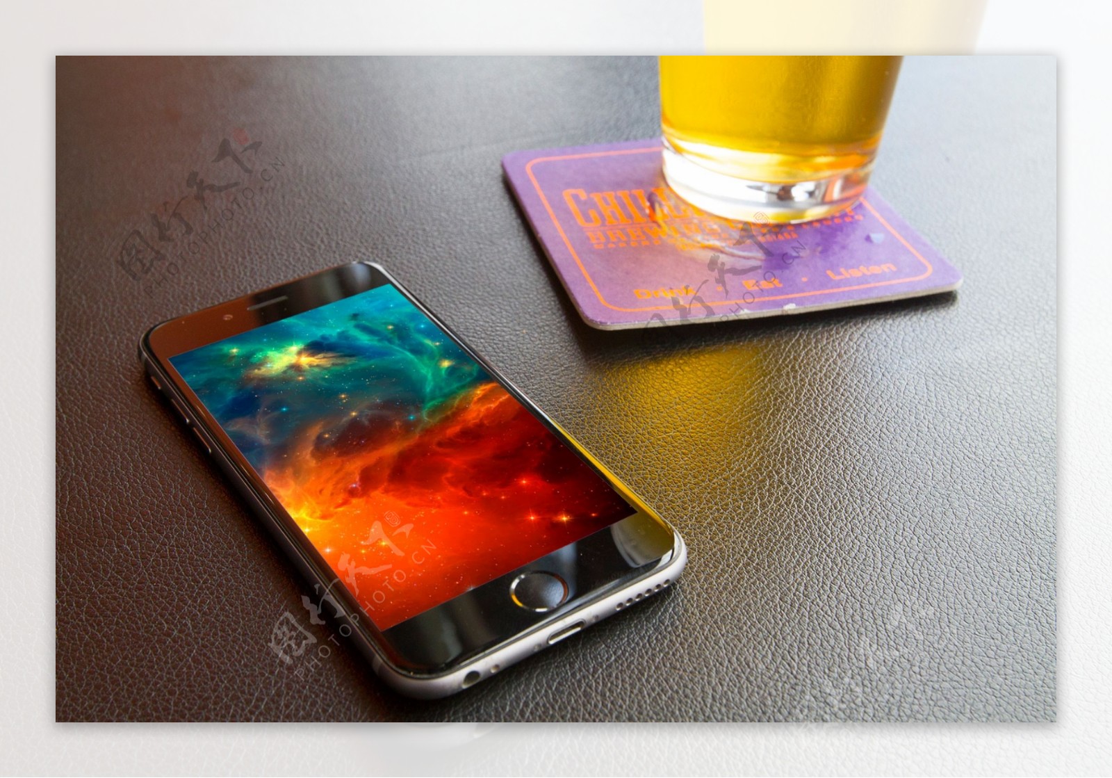 酒吧内摆放苹果iphone手机模型样机设计模板
