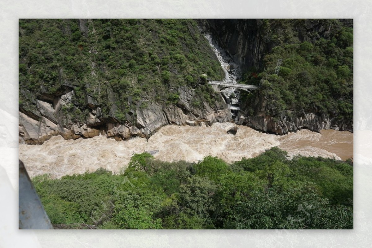 云南丽江春天虎跳峡河流