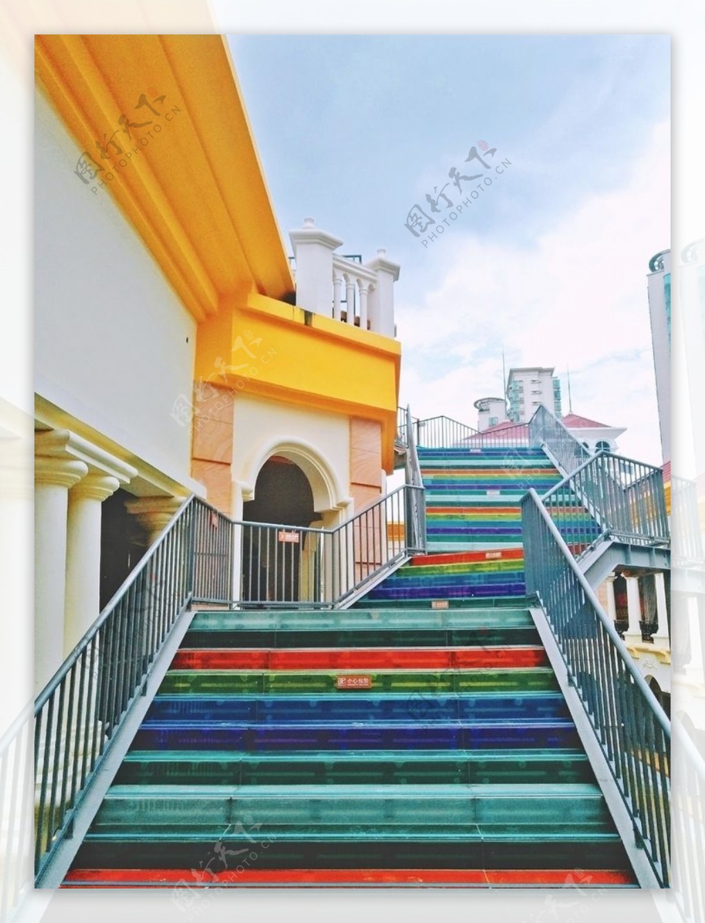 彩色玻璃楼梯