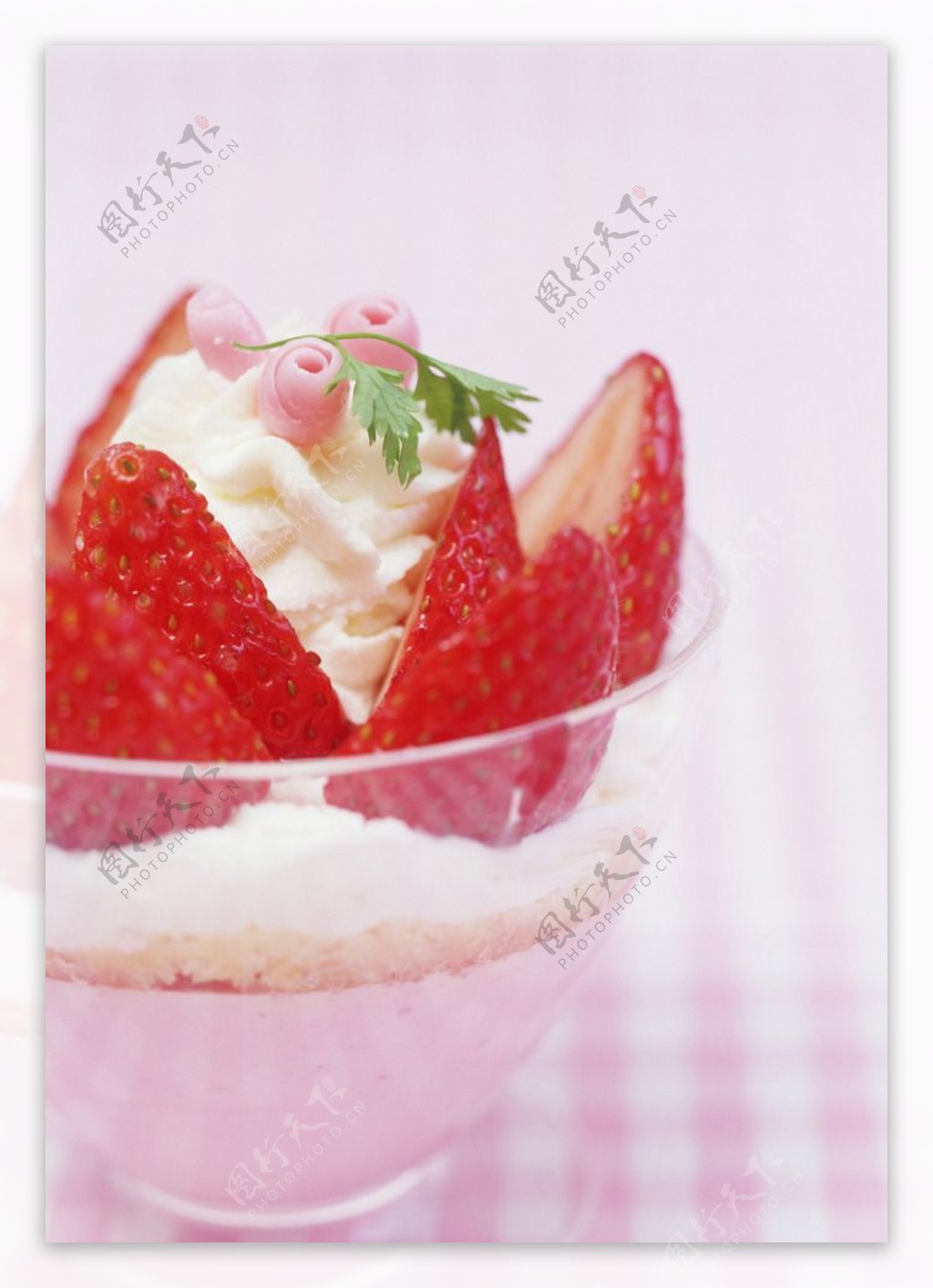 玻璃瓶盖草莓冰沙-千叶网