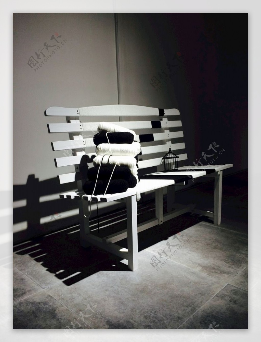 黑白孤独的长椅