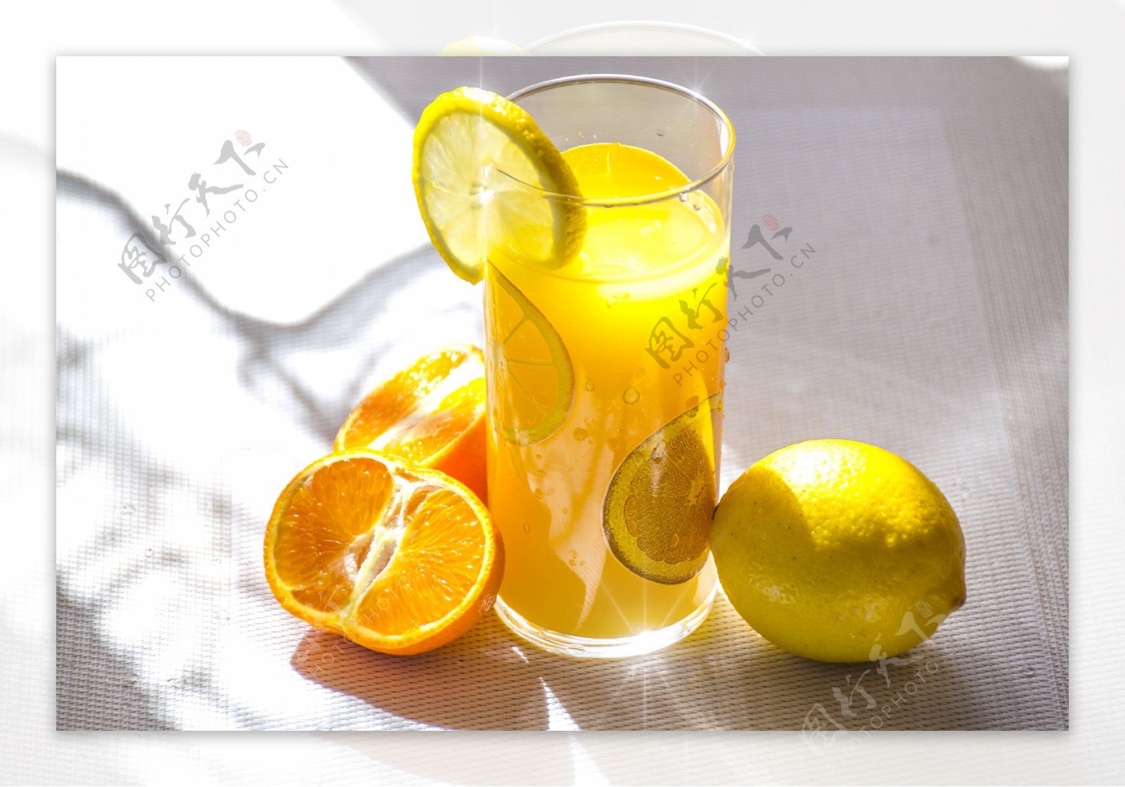 阳光下的柠檬橙子果汁
