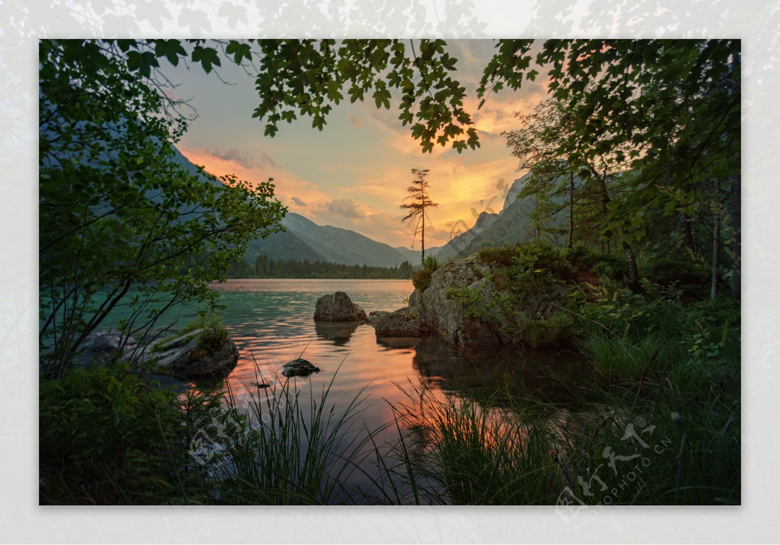 夕阳下的河道风景