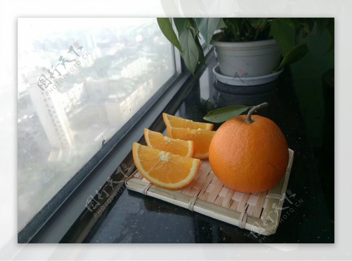 金堂脐橙窗台前的脐橙剥开的