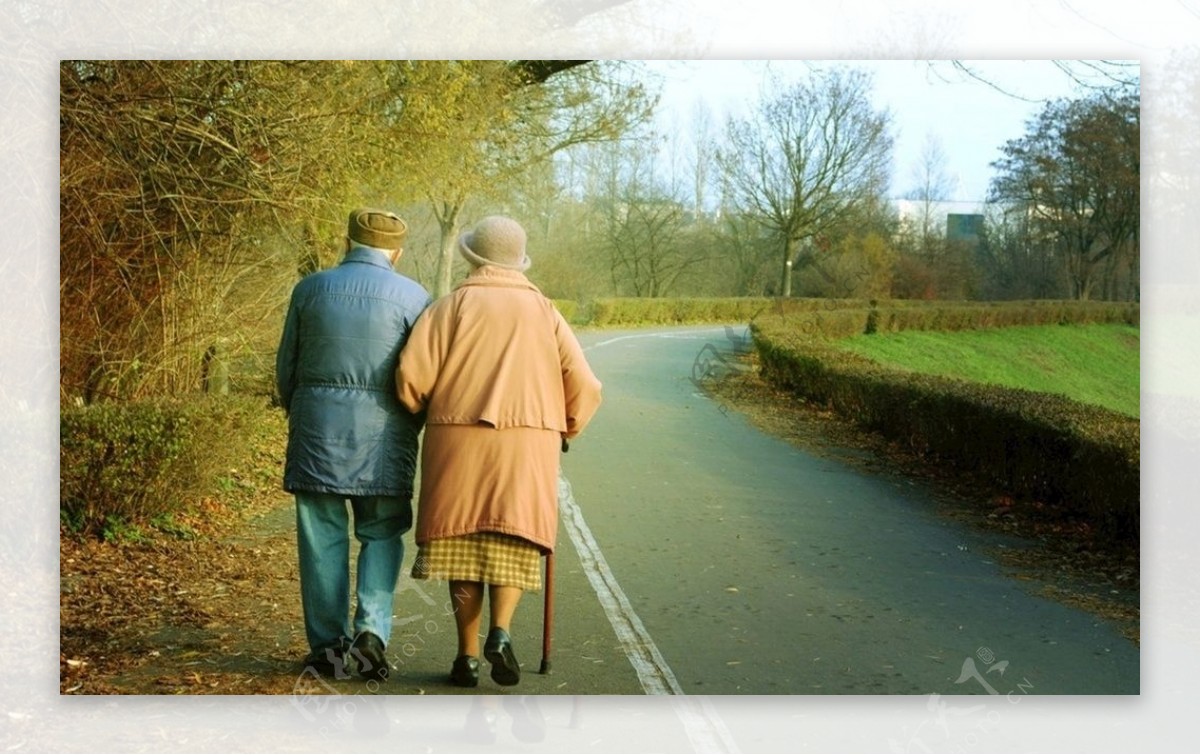 老年夫妇散步
