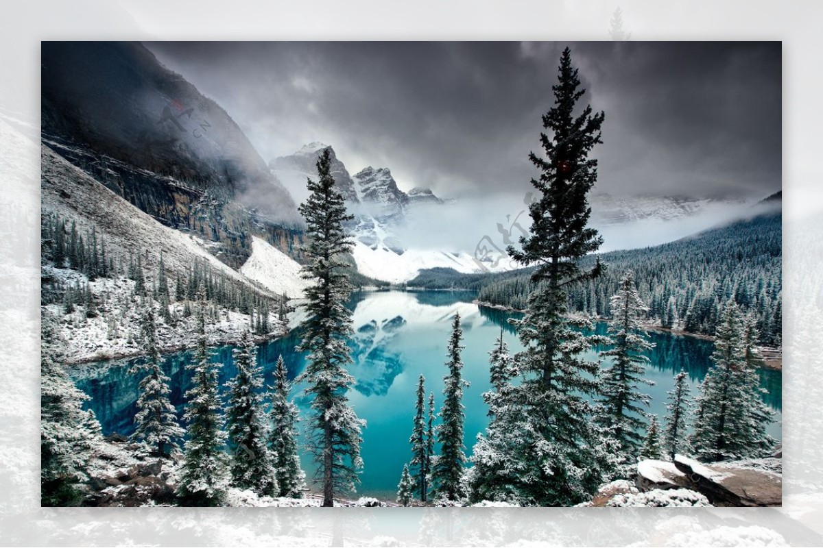 高山湖水雪景