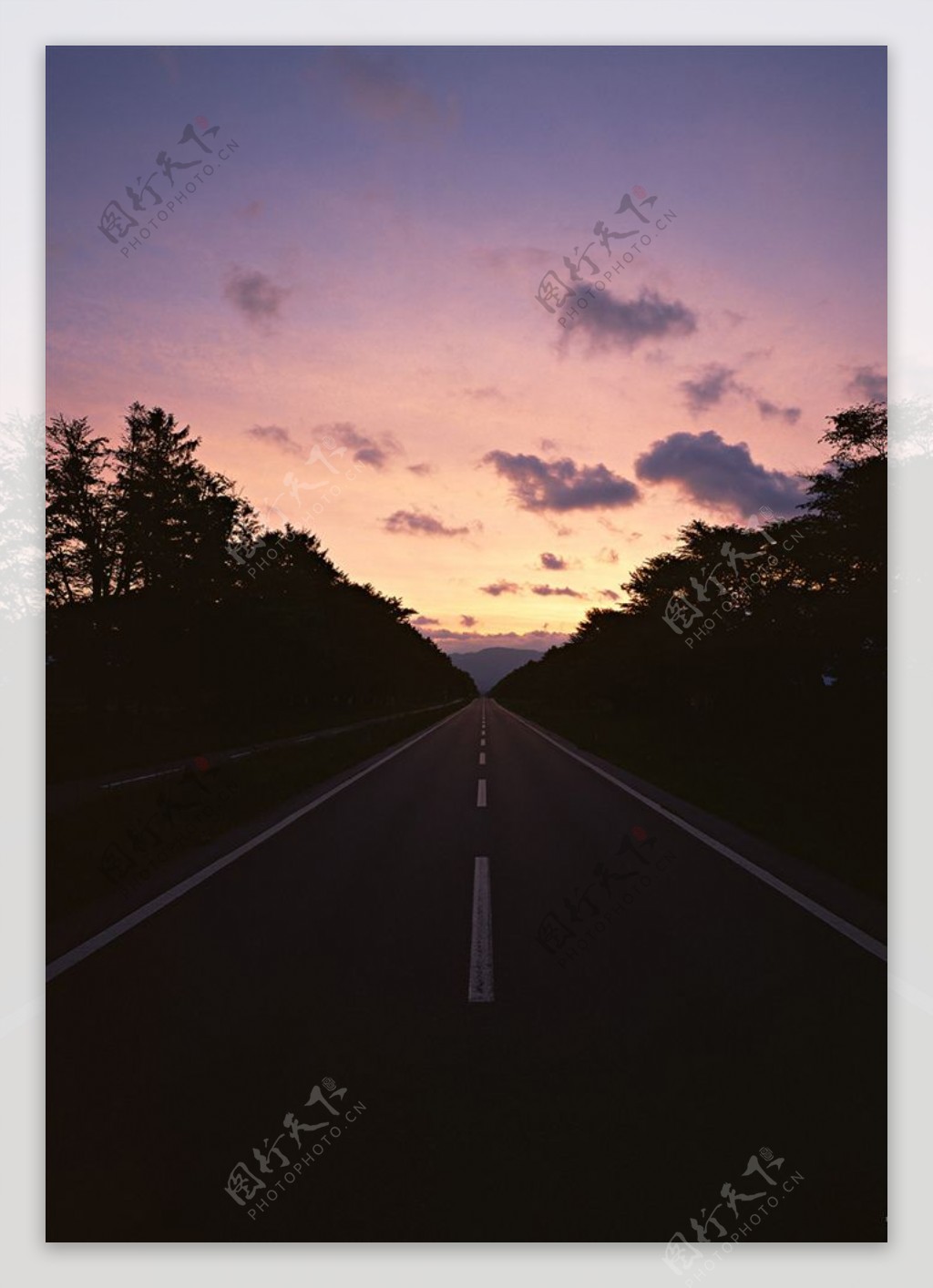 黄昏下的公路风景