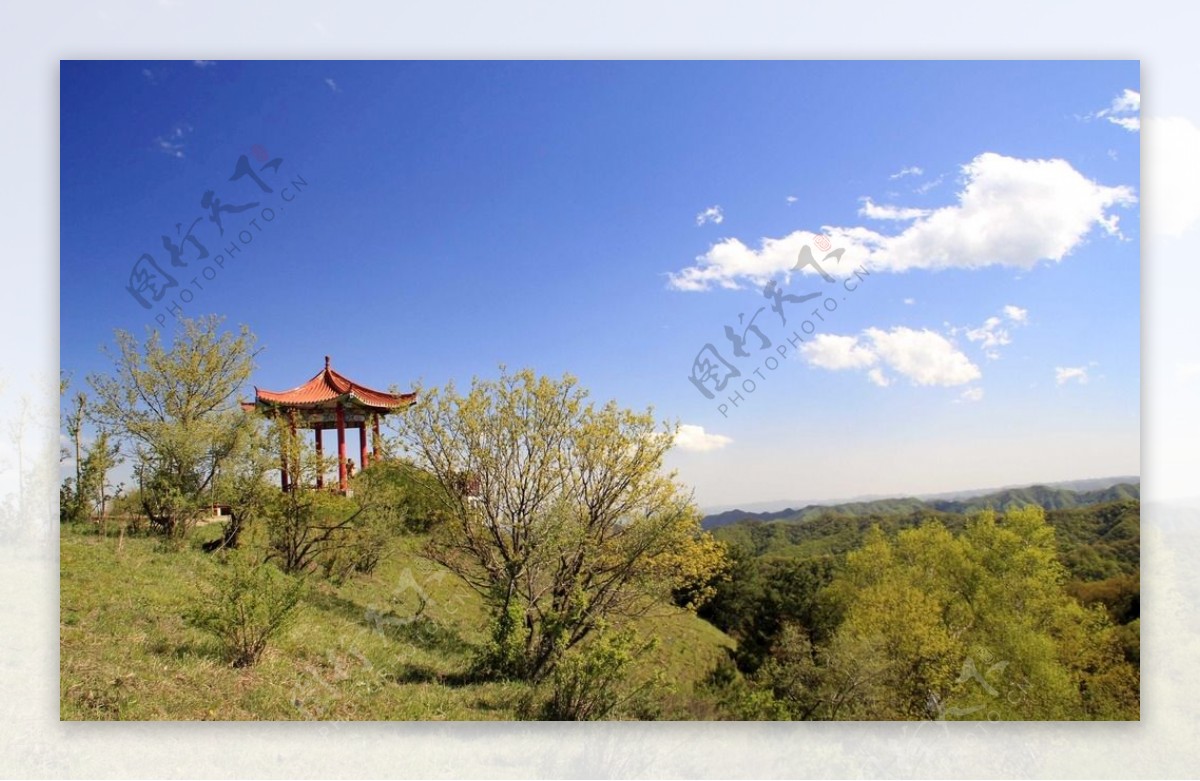 蓝天下的大山风景