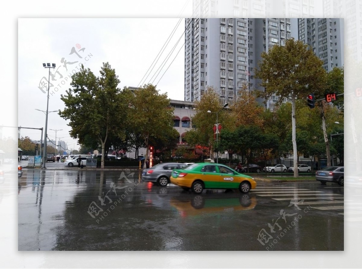 雨天的城市街道