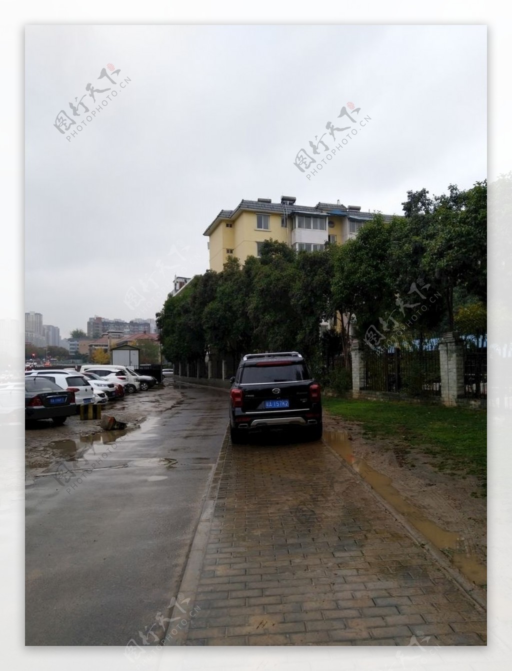 雨天的城市街道