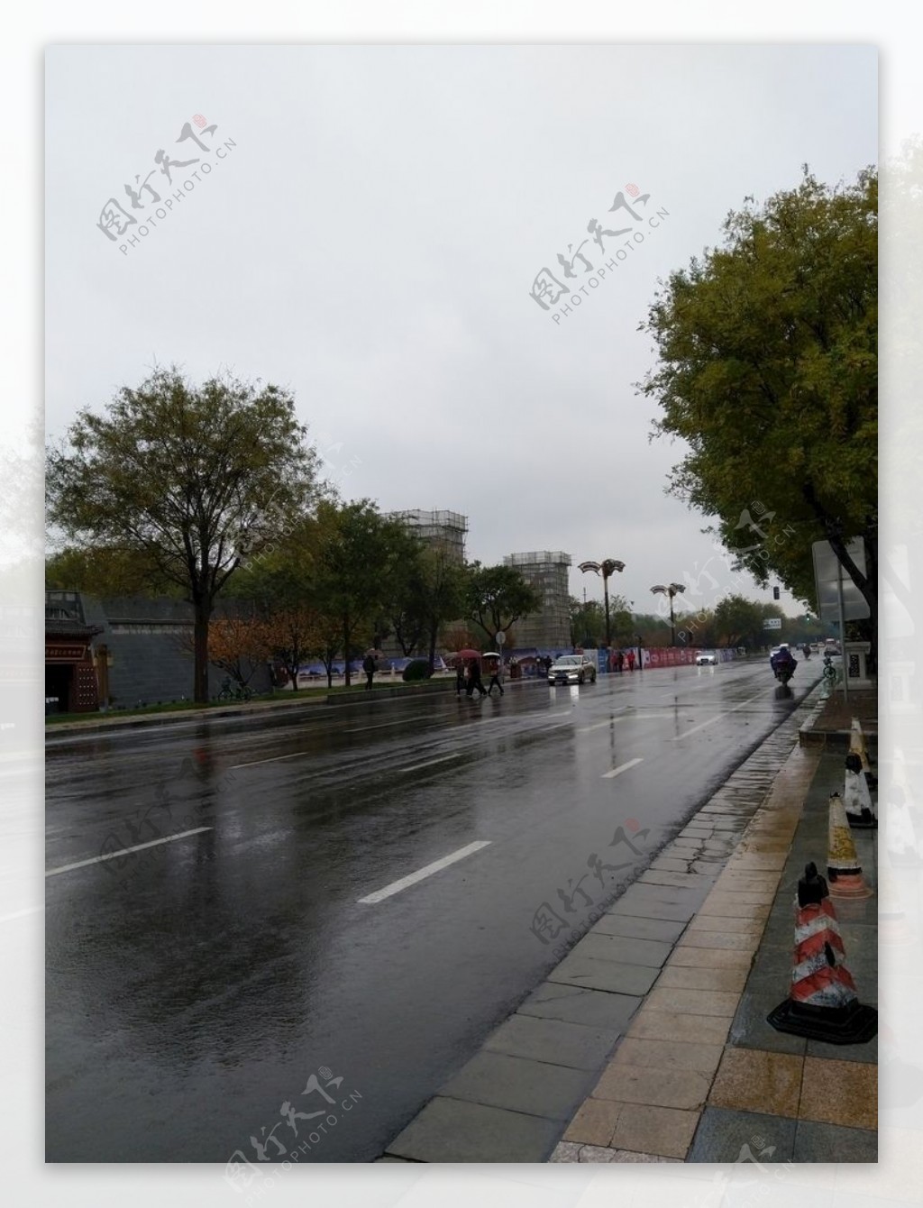 雨天的城市道路