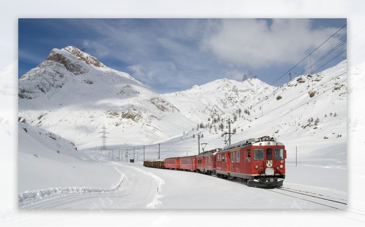 雪地里红色火车