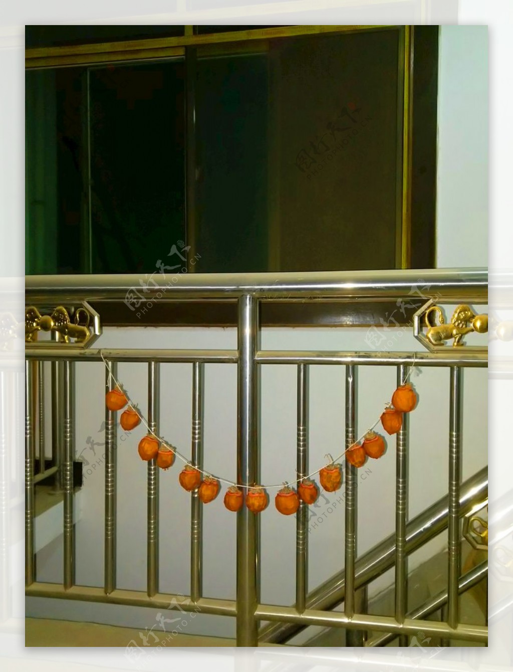 挂在楼梯上的柿饼
