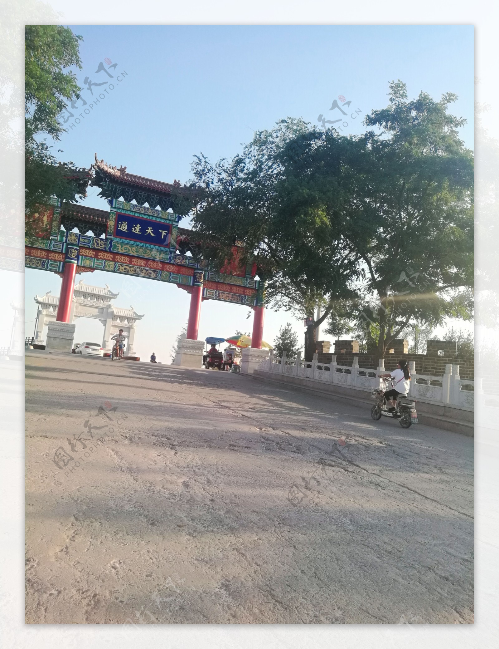京杭大运河上的大桥上坡
