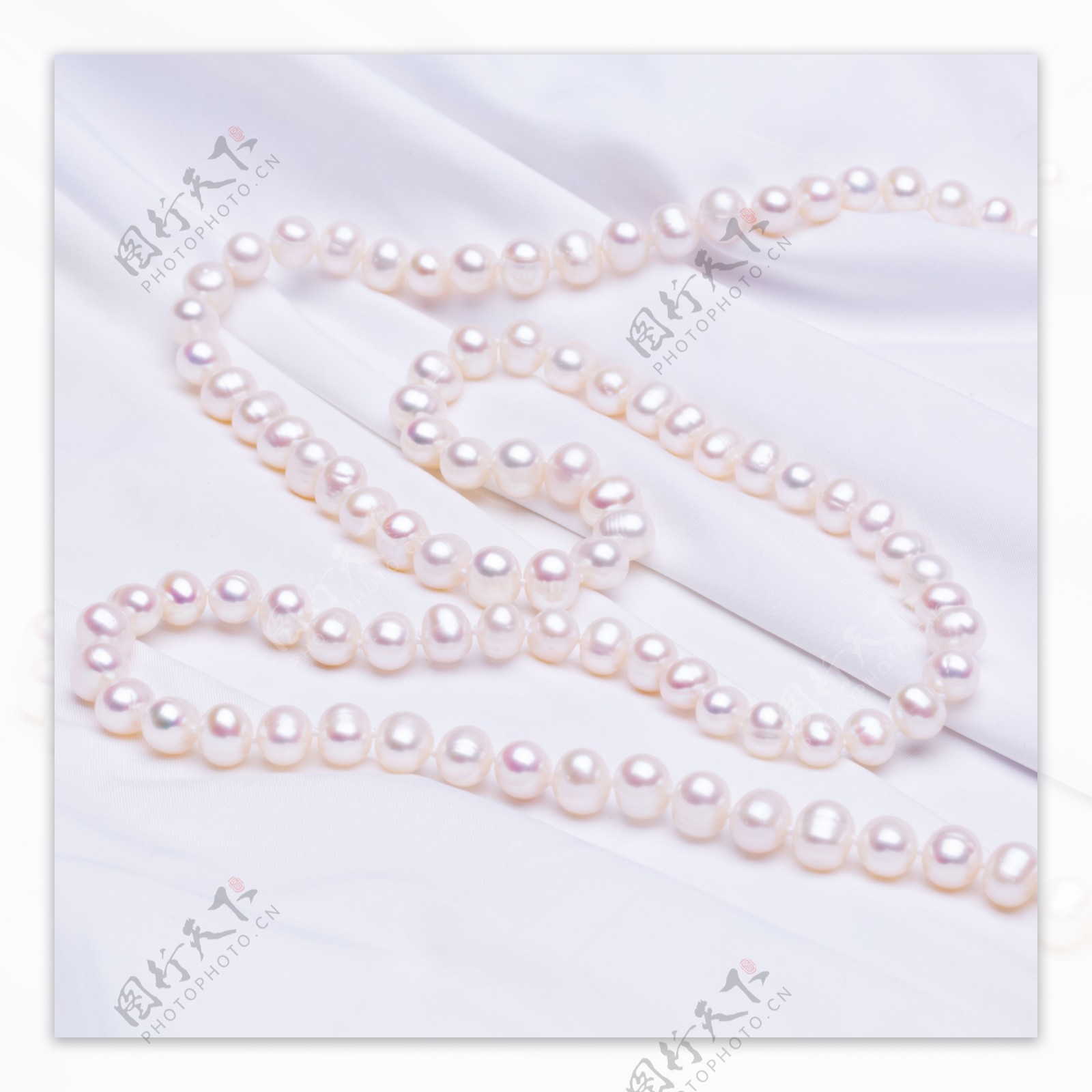 时尚韩式乳白色银白珍珠项链摄影图1