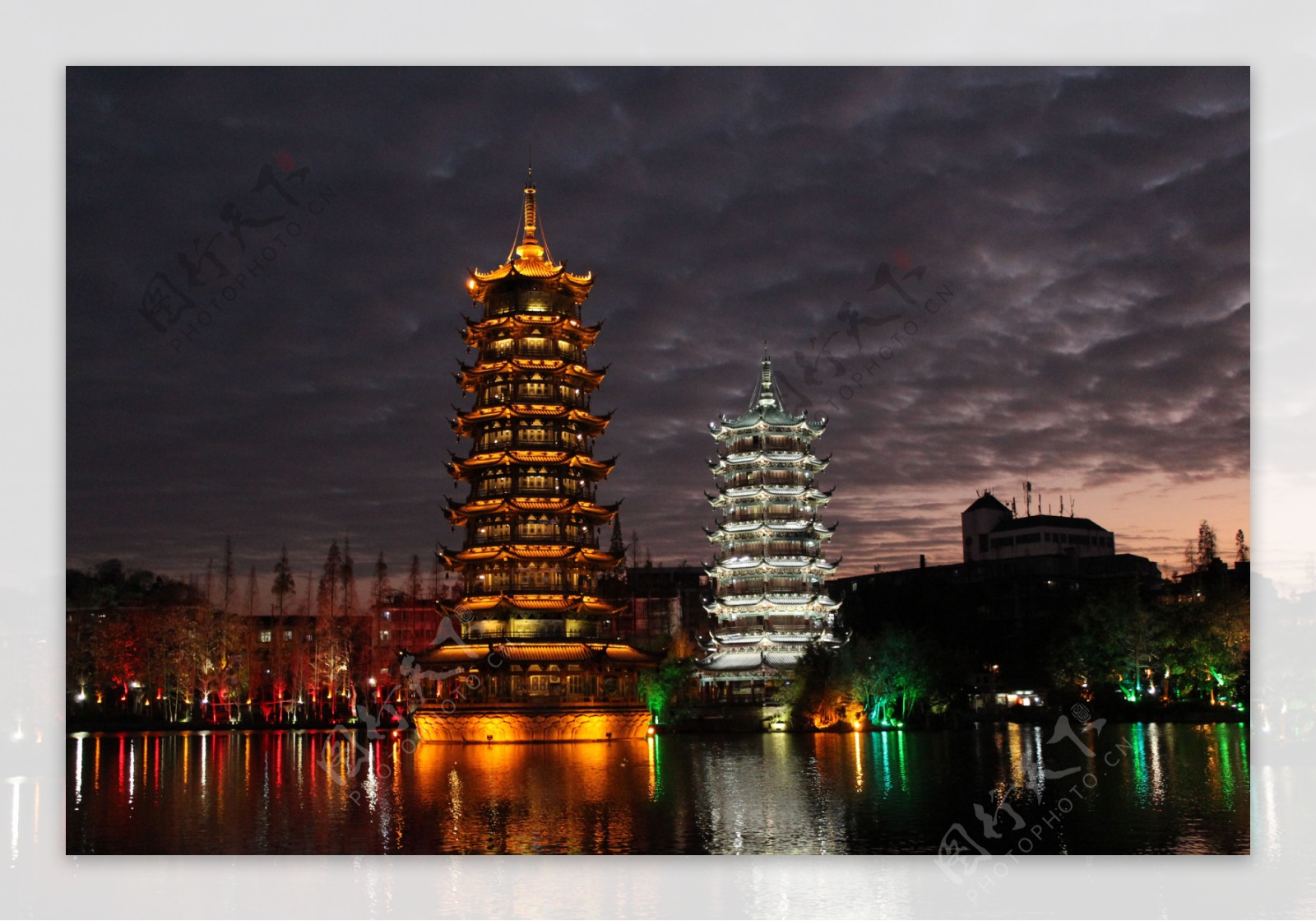 广西桂林两江四湖日月双塔湖面夜景拍摄
