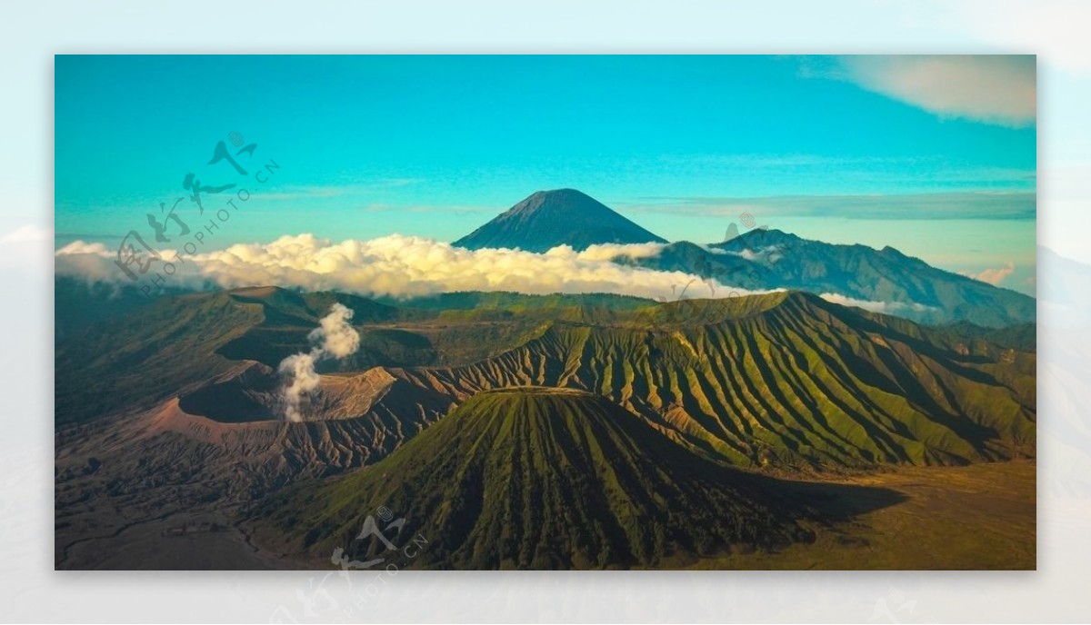 蓝天火山