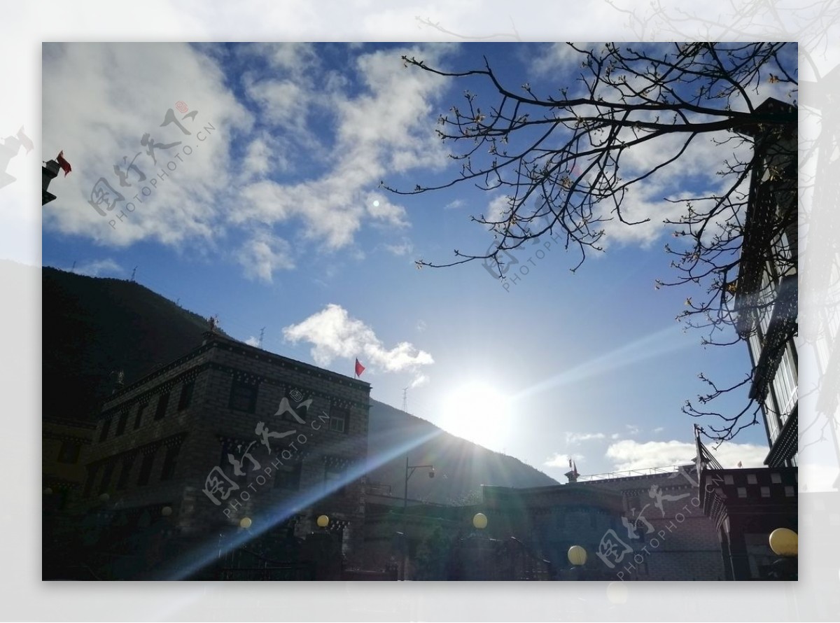 四川甘孜州稻城雪山蓝天