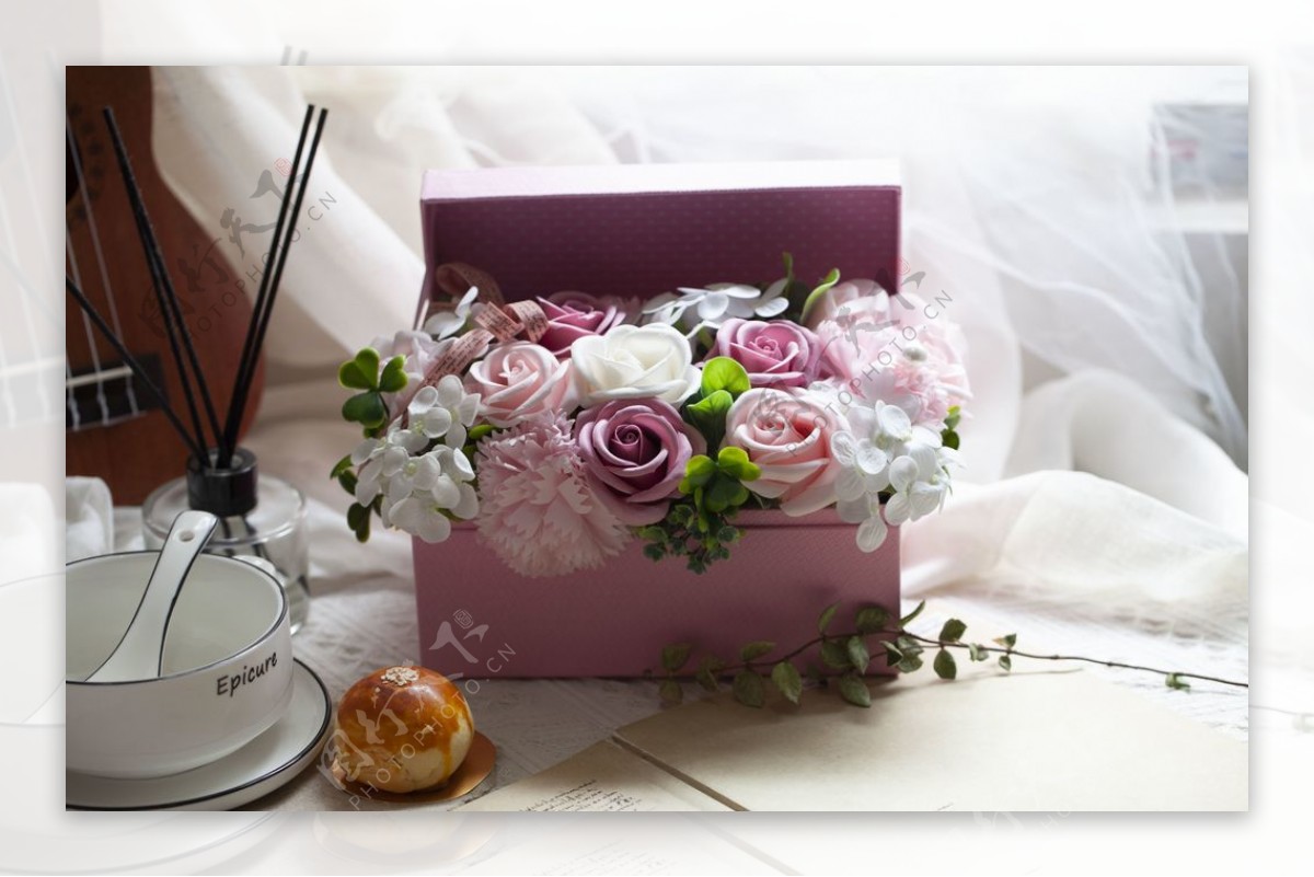 方盒装白色粉色玫瑰永生花摄影图