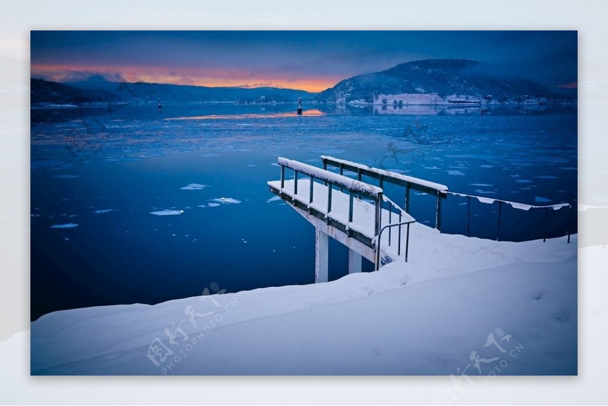 湖边雪景