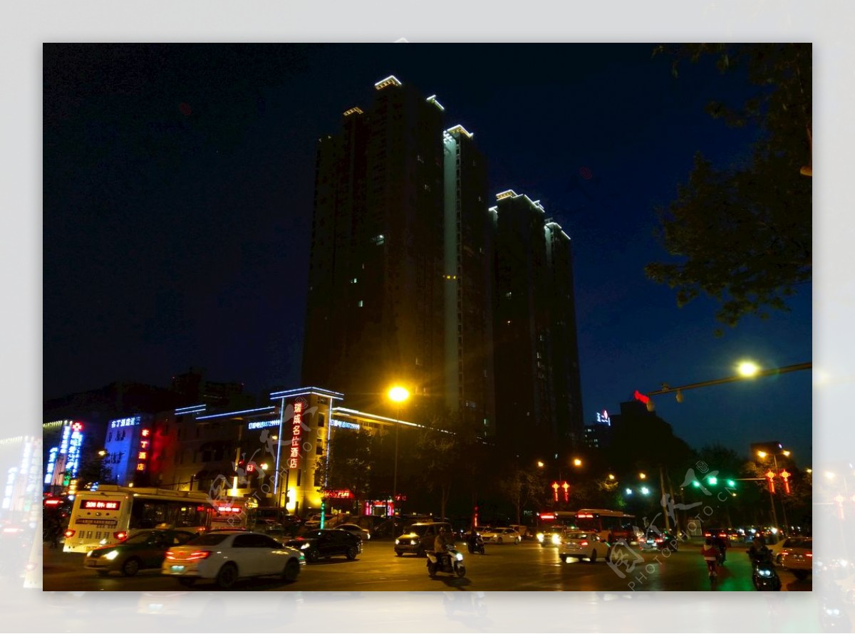 夜色下的城市霓虹灯