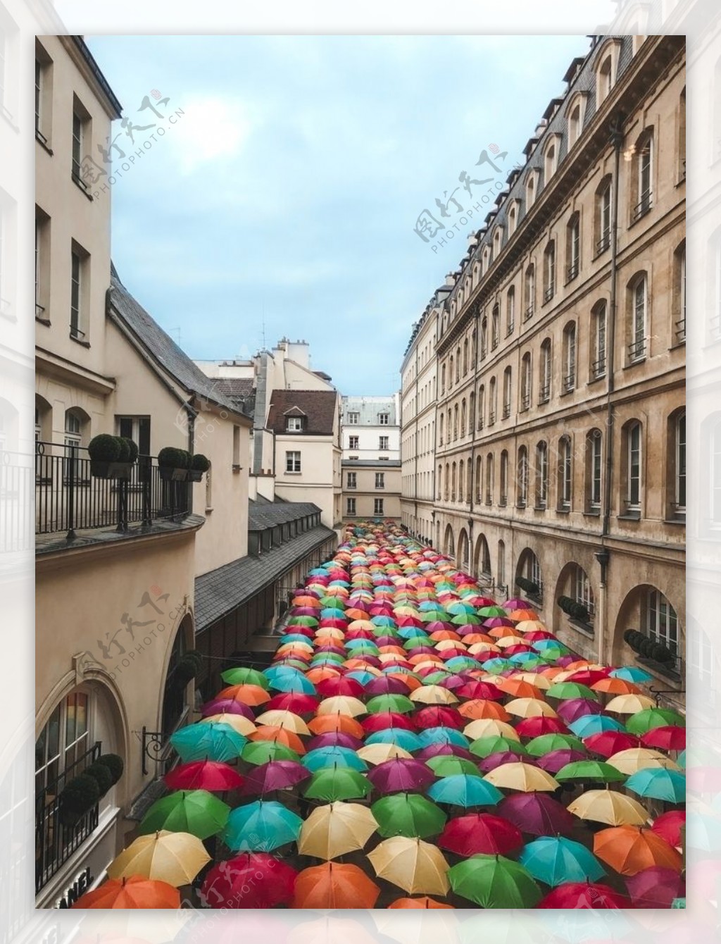 建筑与彩色雨伞