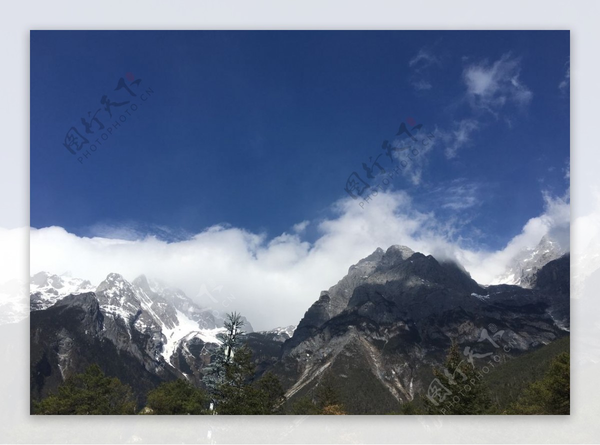 香格里拉雪山