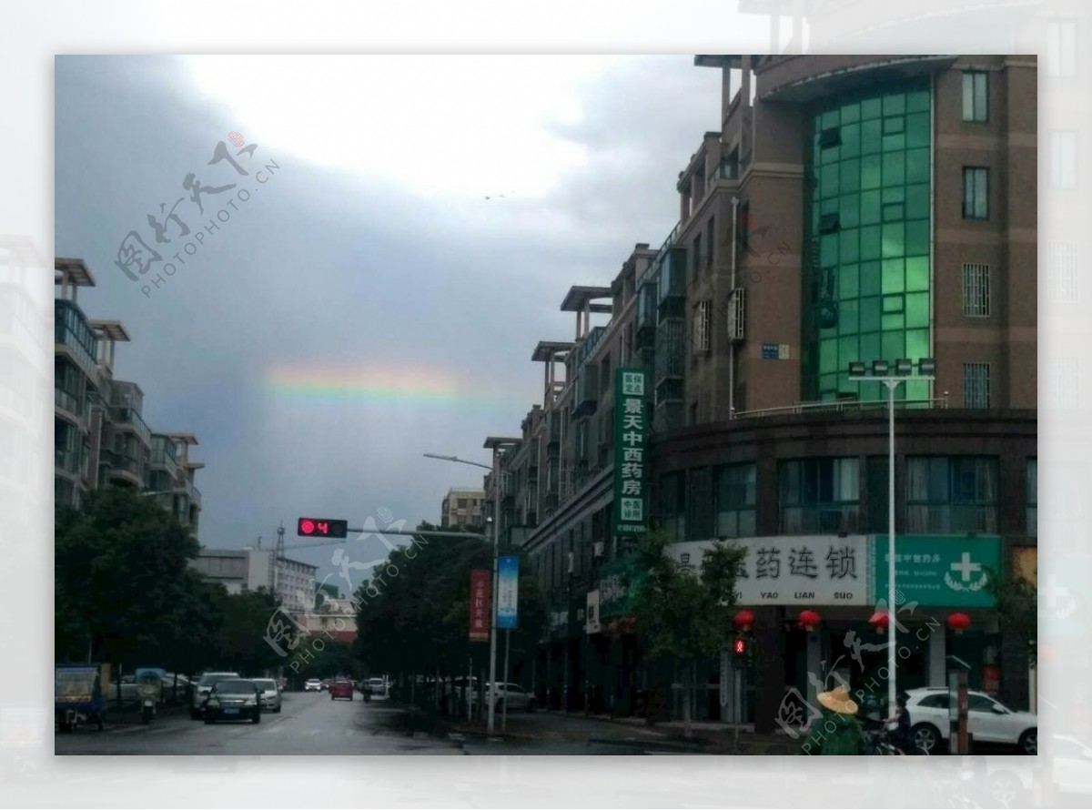 雨后七彩云彩虹实拍