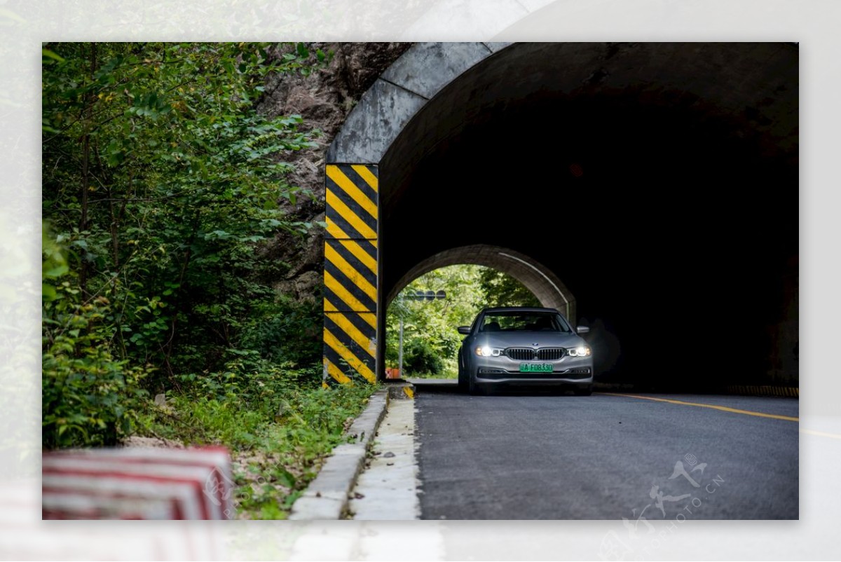 隧道里行驶的BMW汽车