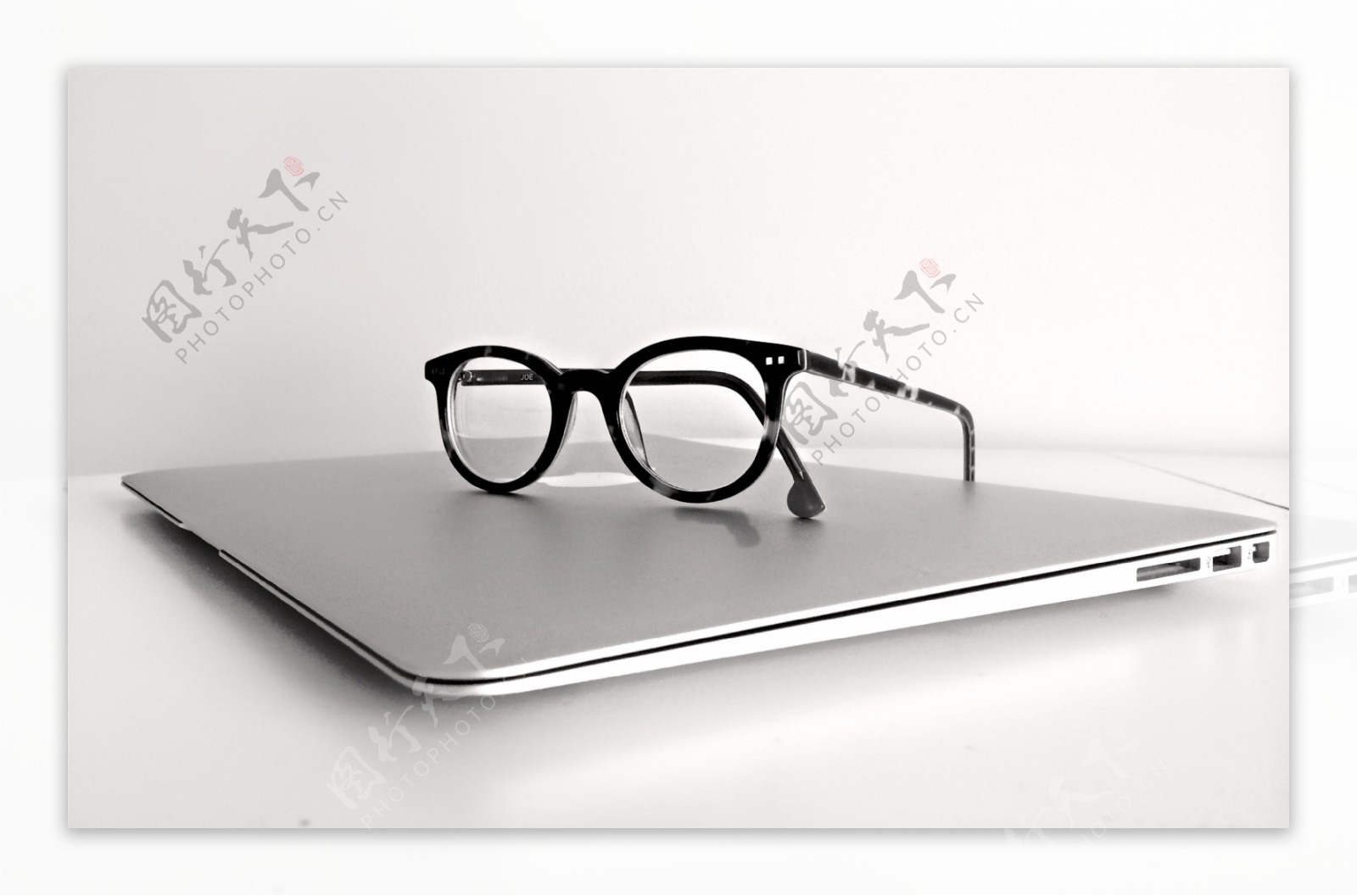 笔记本电脑上面的眼镜