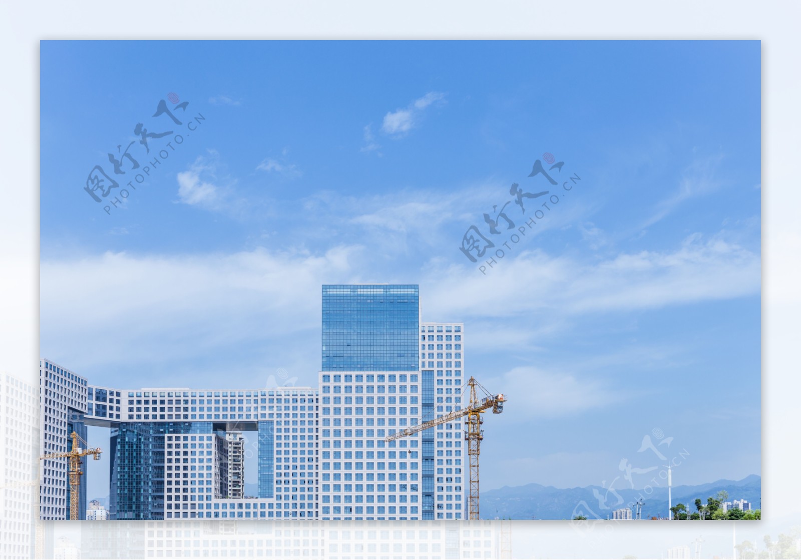 蓝天白云现代城市建筑素材