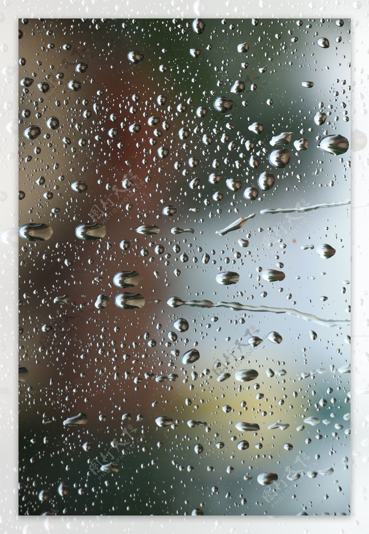 玻璃窗雨水珠雨天