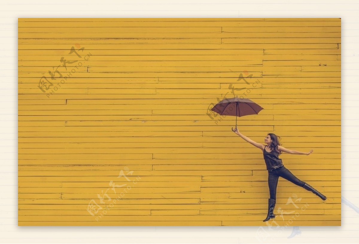 黄色背景撑雨伞女性