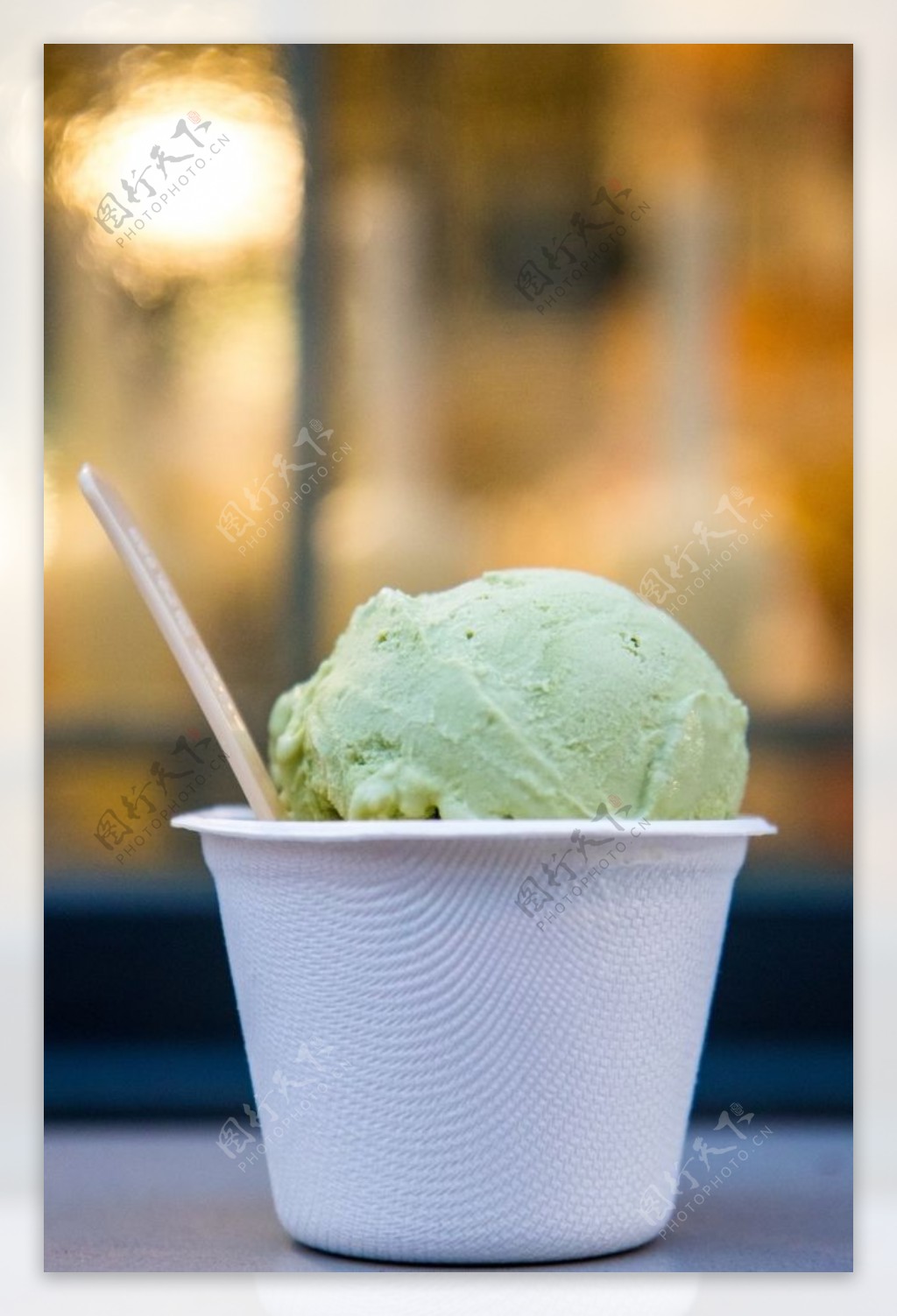绿色冰淇淋球