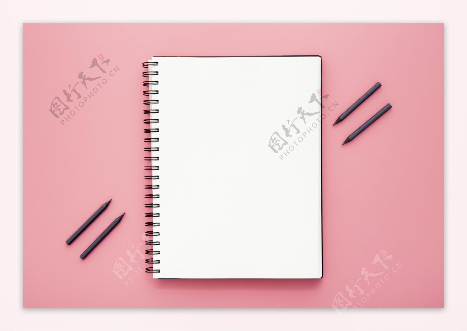 笔记本与粉色桌面