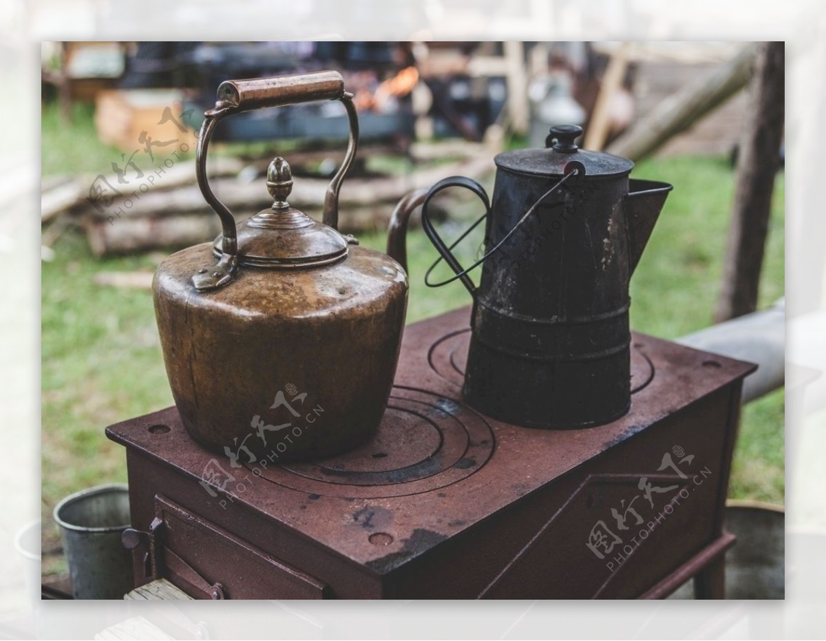 铜茶壶与黑茶壶