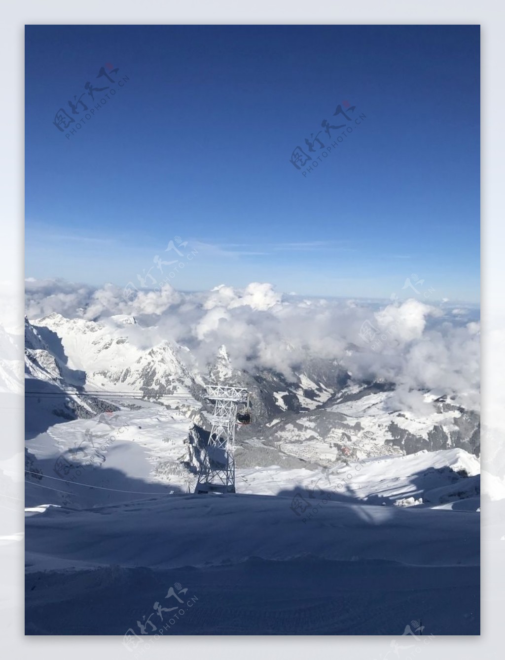 蓝天下的雪景风光