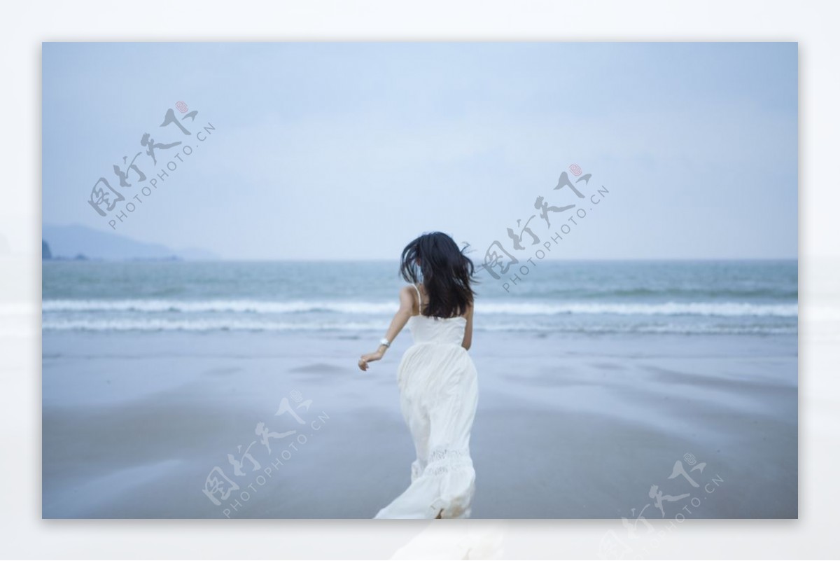 海边奔跑的女人图片
