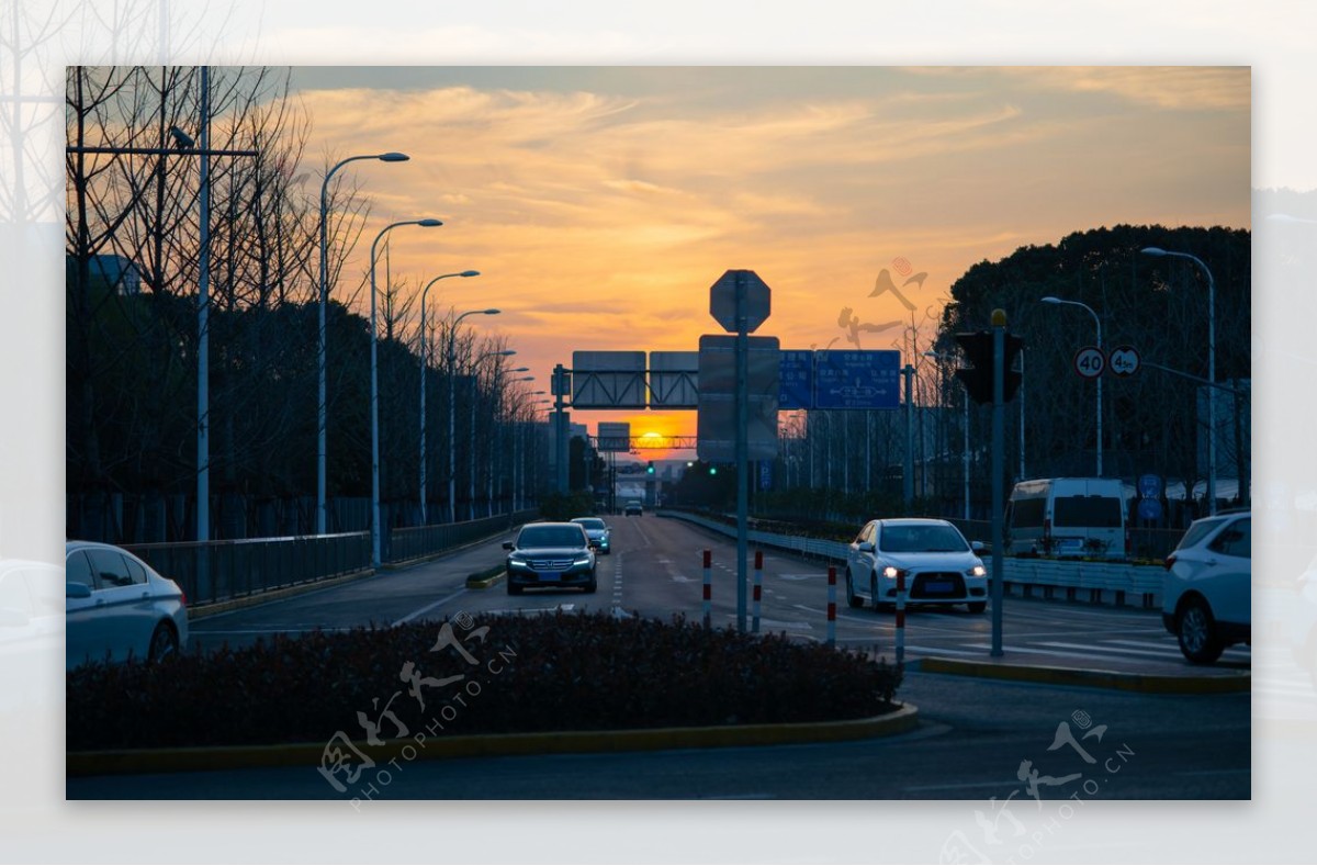 夕阳下的街道图片