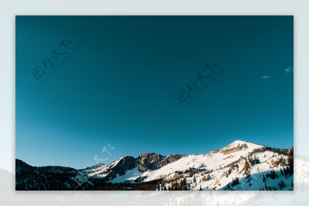 雪山山峰留白自然背景图片