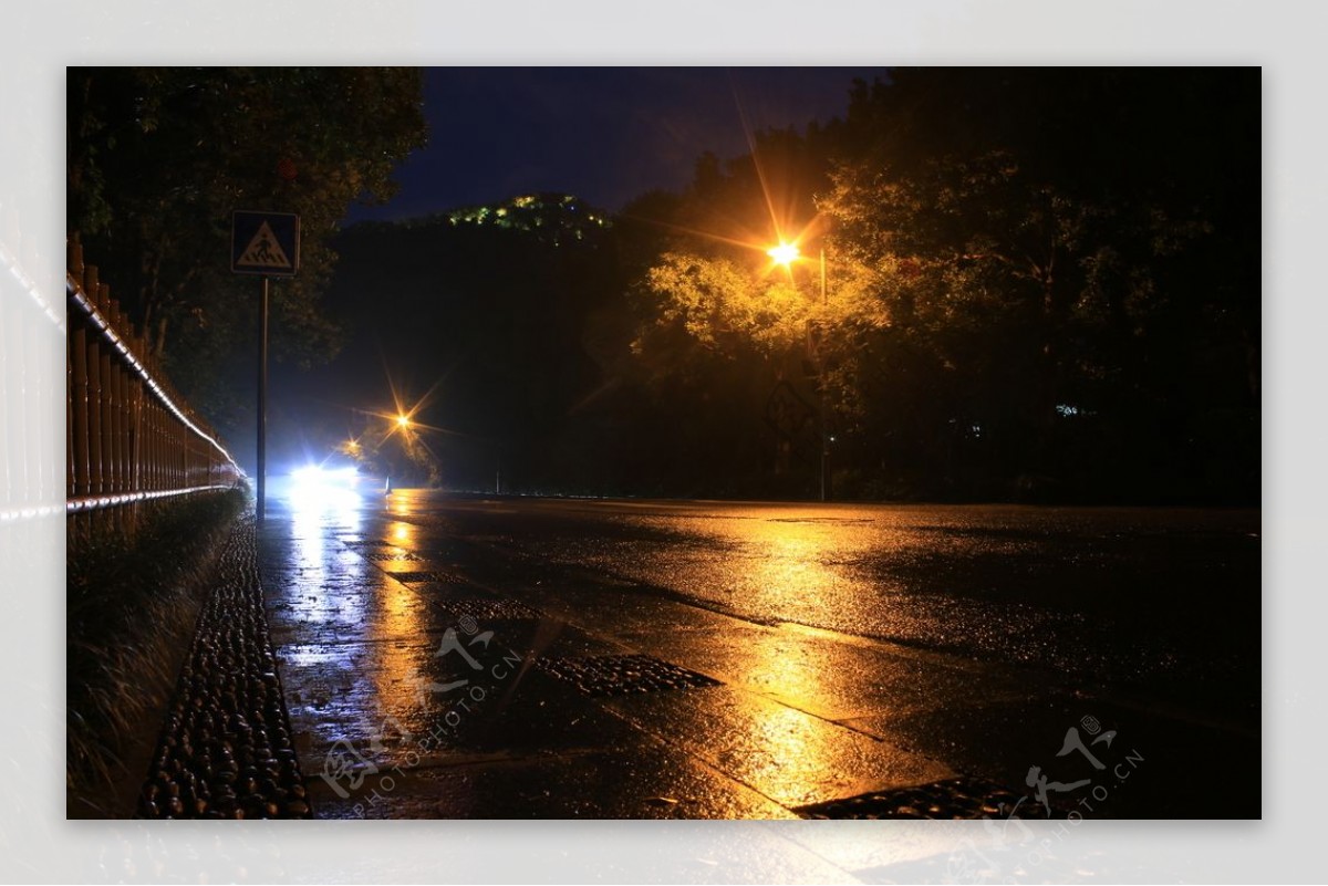 下雨时的城市道路湿水路面图片