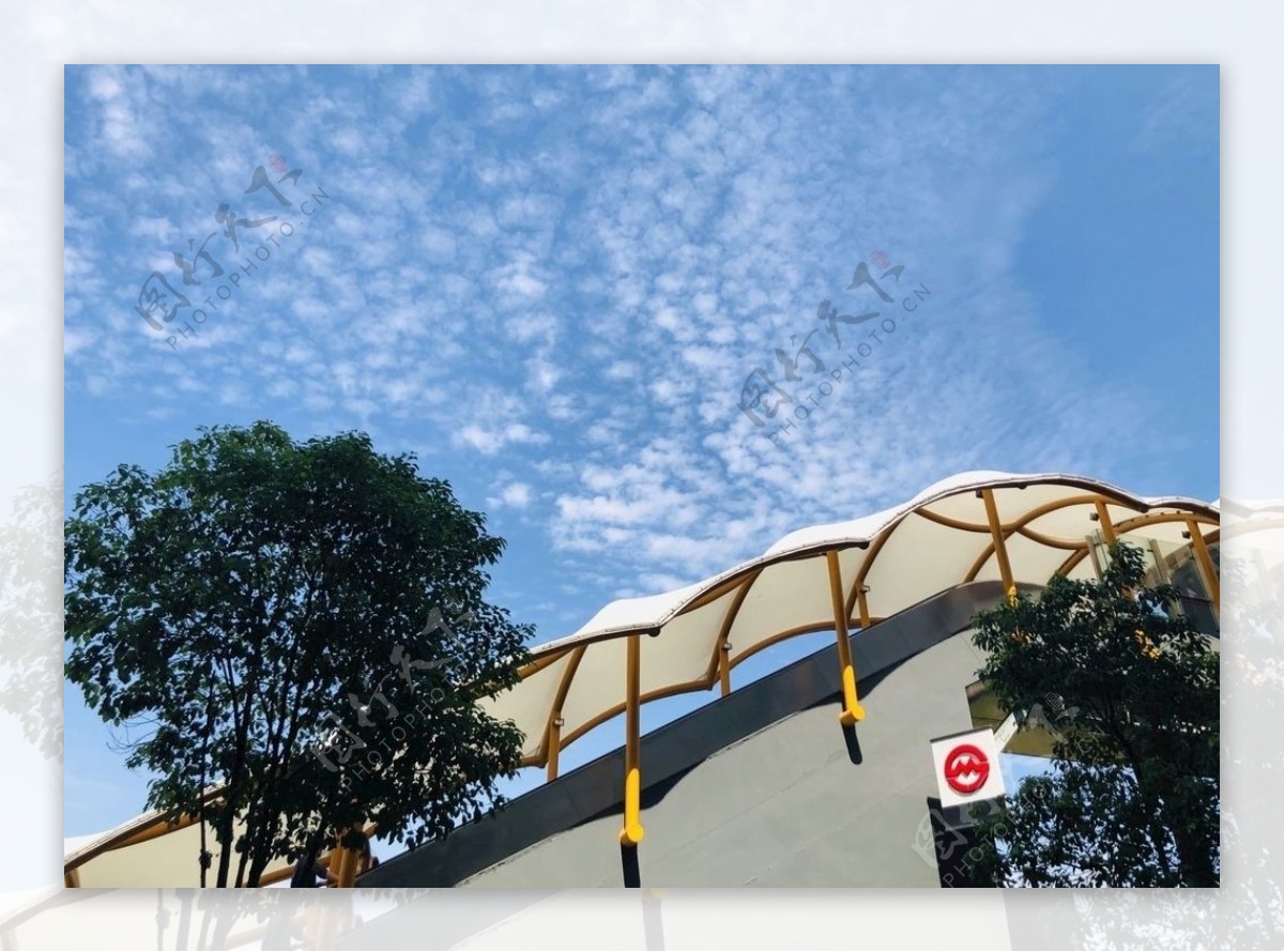 地铁站蓝天白云风景图片